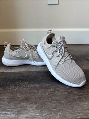 Nike Womens Roshe Two Sneaker Size 9
